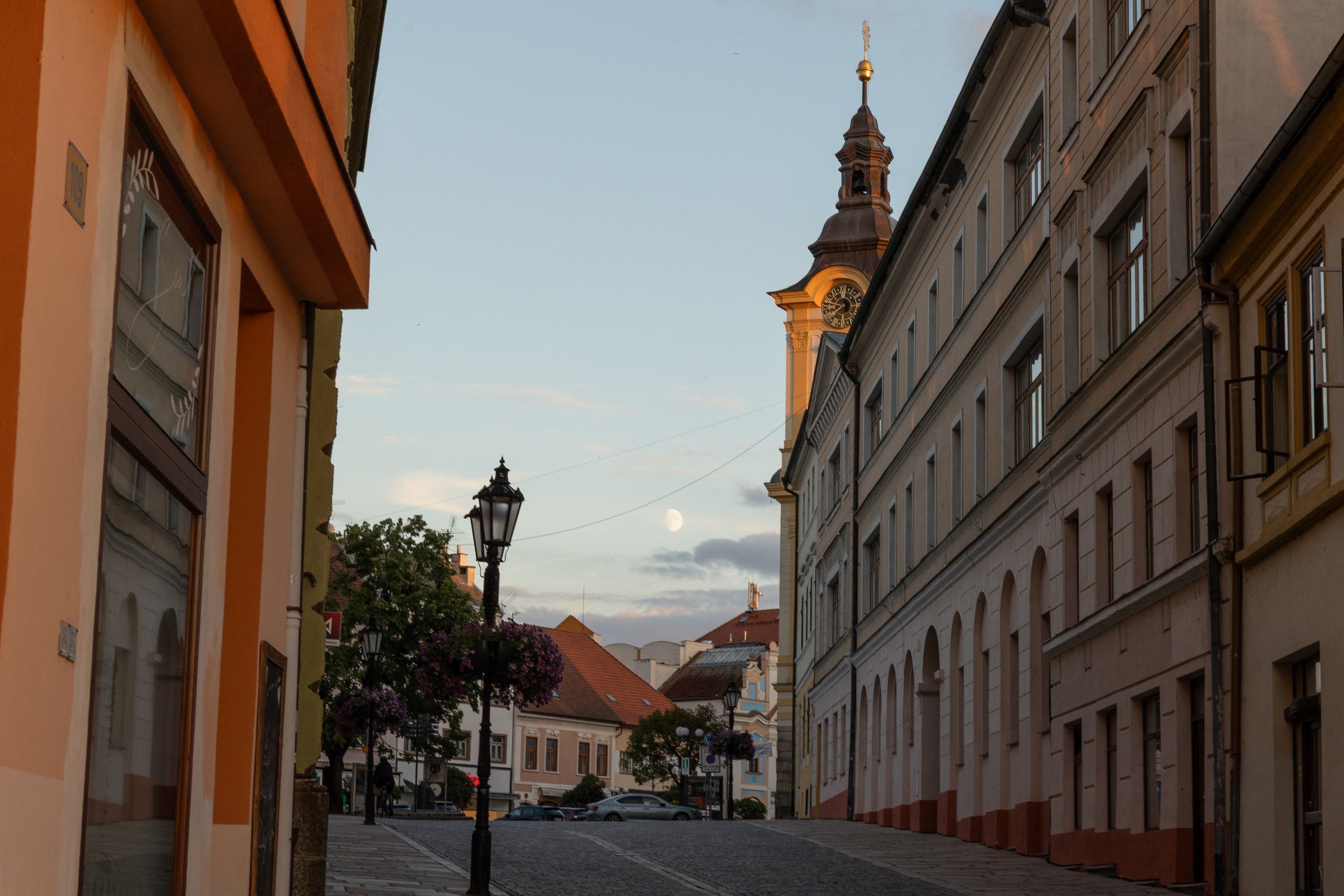 Co vidět v Písku: 39 tipů od rodačky na památky i tajné vyhlídky 4 Ulička v historickém centru Písku s věží radnice
