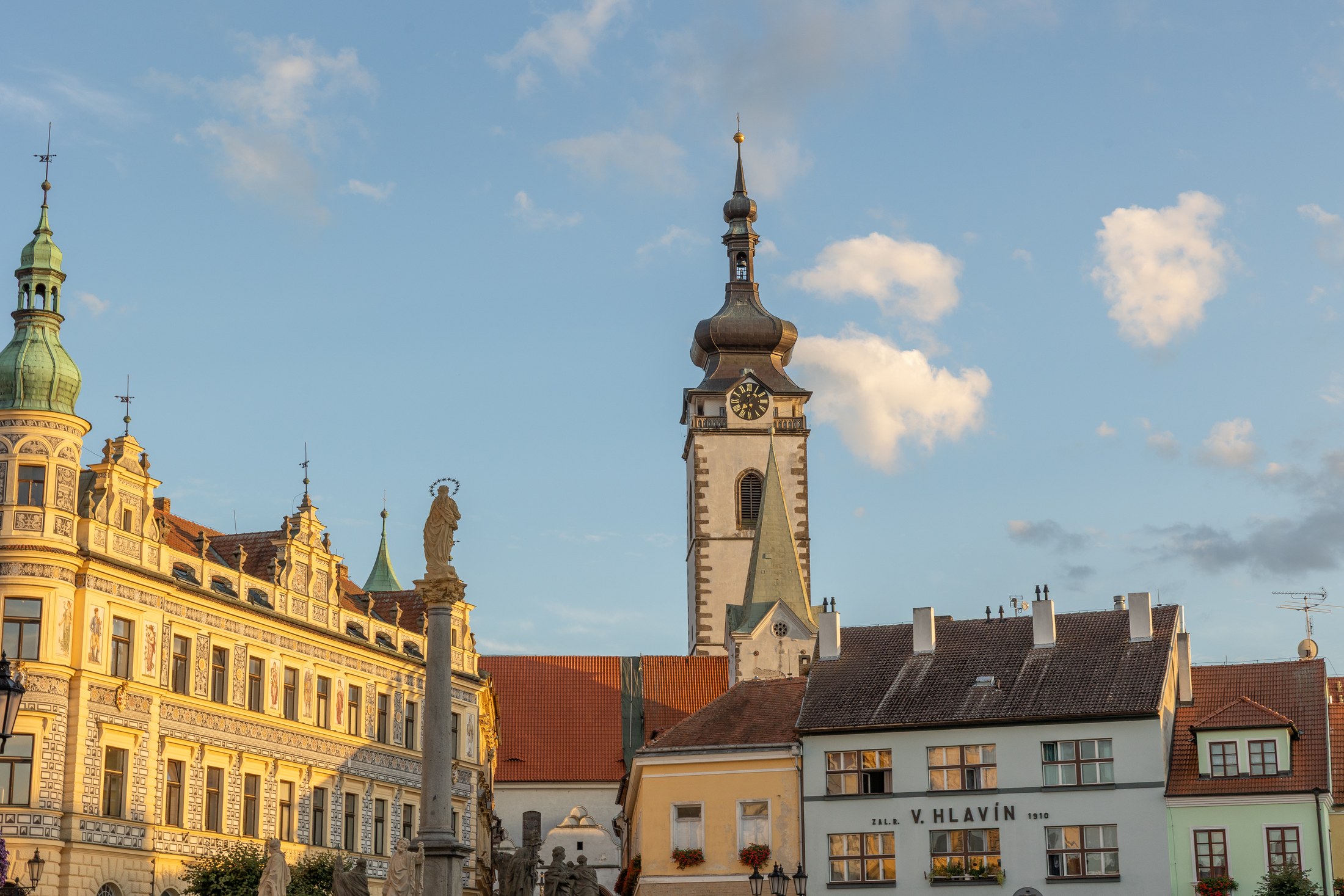 Co vidět v Písku: 39 tipů od rodačky na památky i tajné vyhlídky 13 Velké náměstí v Písku s věží kostela Narození Panny Marie