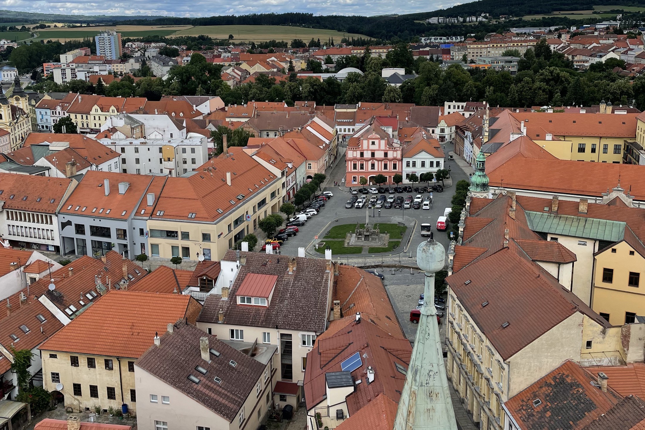 Co vidět v Písku: 39 tipů od rodačky na památky i tajné vyhlídky 6 Výhled z kostelní věže na střechy a Velké náměstí v Písku