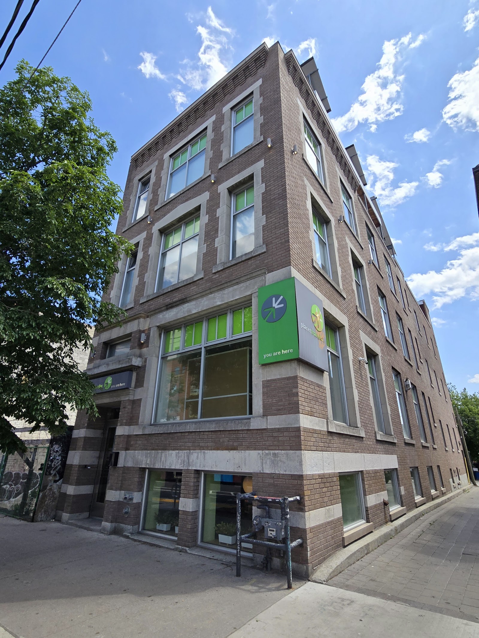 Hol szállj meg Torontóban: a 20 legjobb hotel és stratégiai helyszín 2026-ban 22 Planet Traveler Hostel