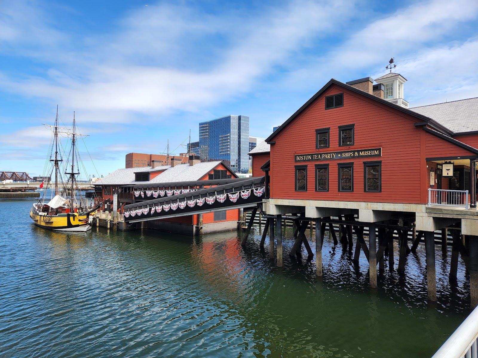 Boston, USA: 22 tipů, co vidět a dělat + Freedom Trail 11 Repliky lodí v Boston Tea Party Ships & Museum