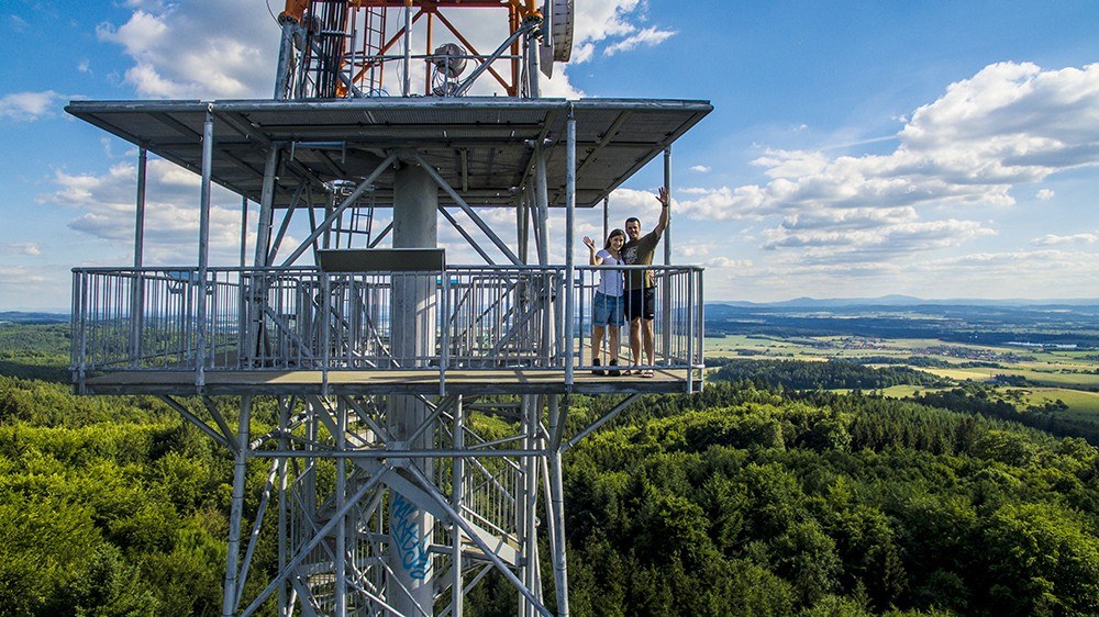 Písek con i bambini: 44 consigli di una mamma del posto per il 2026 24 Torre panoramica Jarník nelle Colline di Písek vista dall'alto