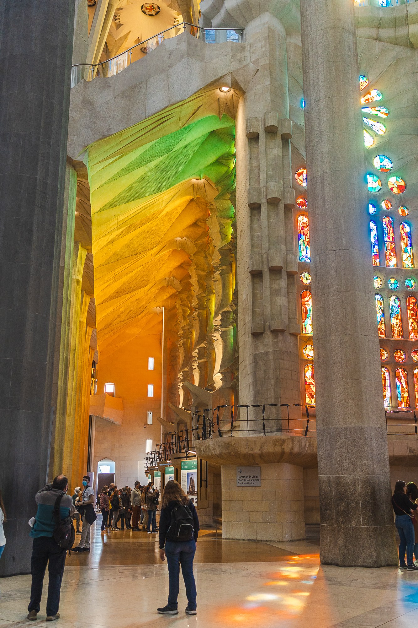 Sagrada Família : 12 conseils à connaître – billets, prix et astuces pour 2026 12 La lumière colorée des vitraux se projetant sur un mur de la Sagrada Família