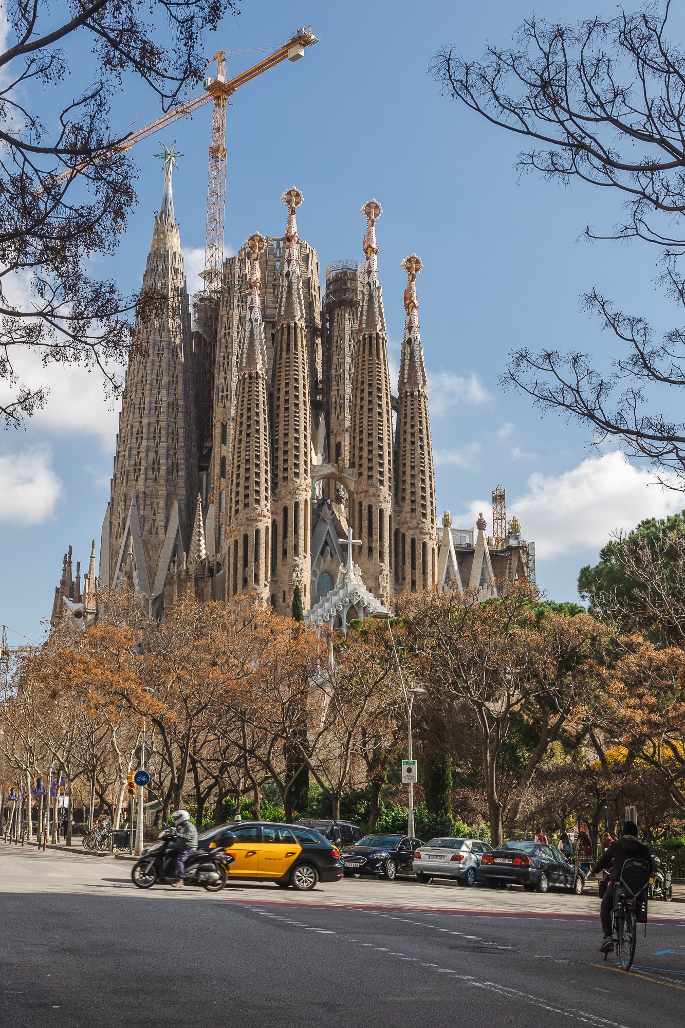 Sagrada Família : 12 conseils à connaître – billets, prix et astuces pour 2026 4 La Sagrada Família avec une grue pendant l'achèvement des travaux