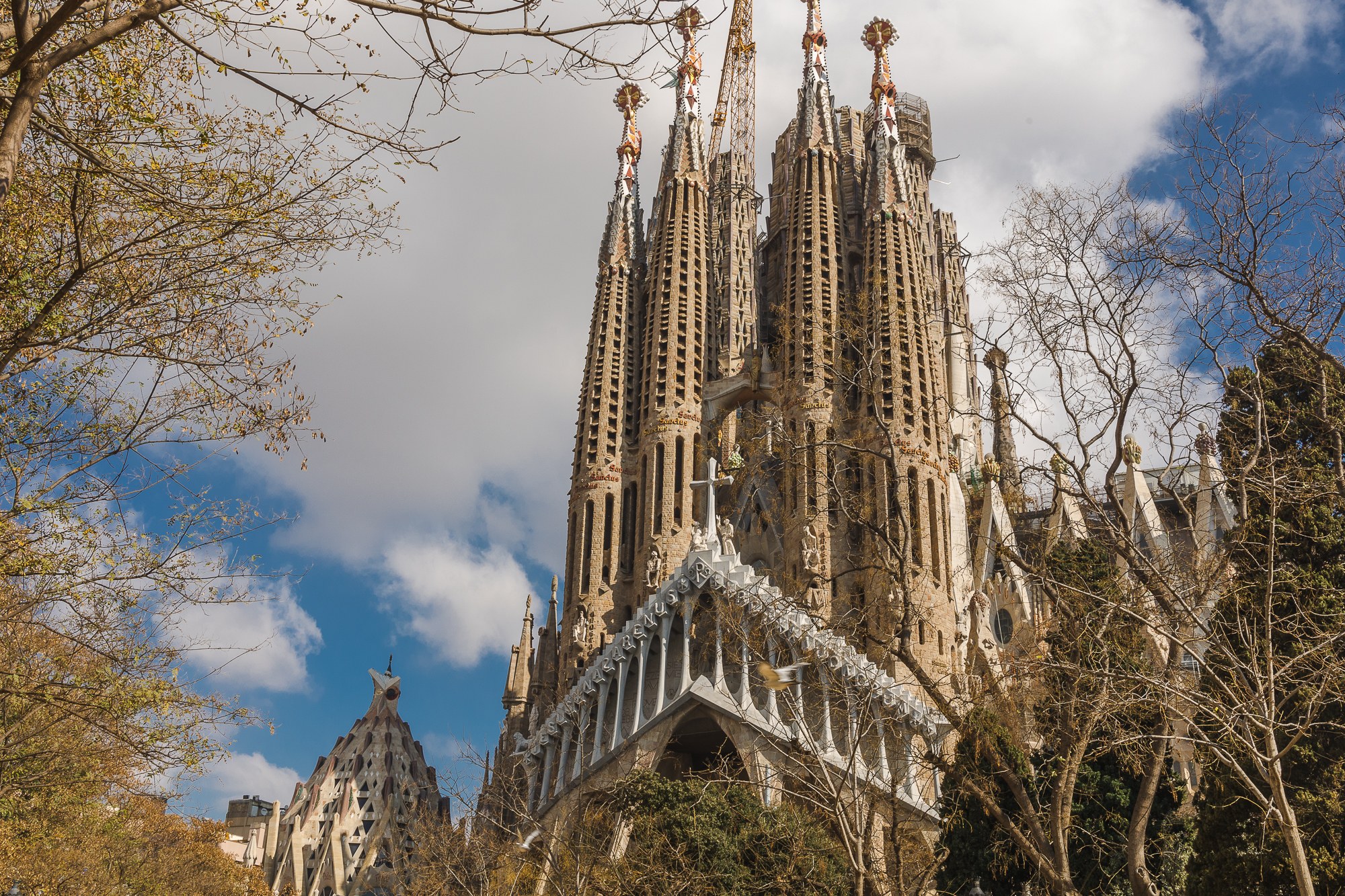 Mit érdemes megnézni Barcelonában 2026-ban: 25+ tipp, amit át kell élned 3 A Sagrada Família bazilika Születés homlokzata közelről