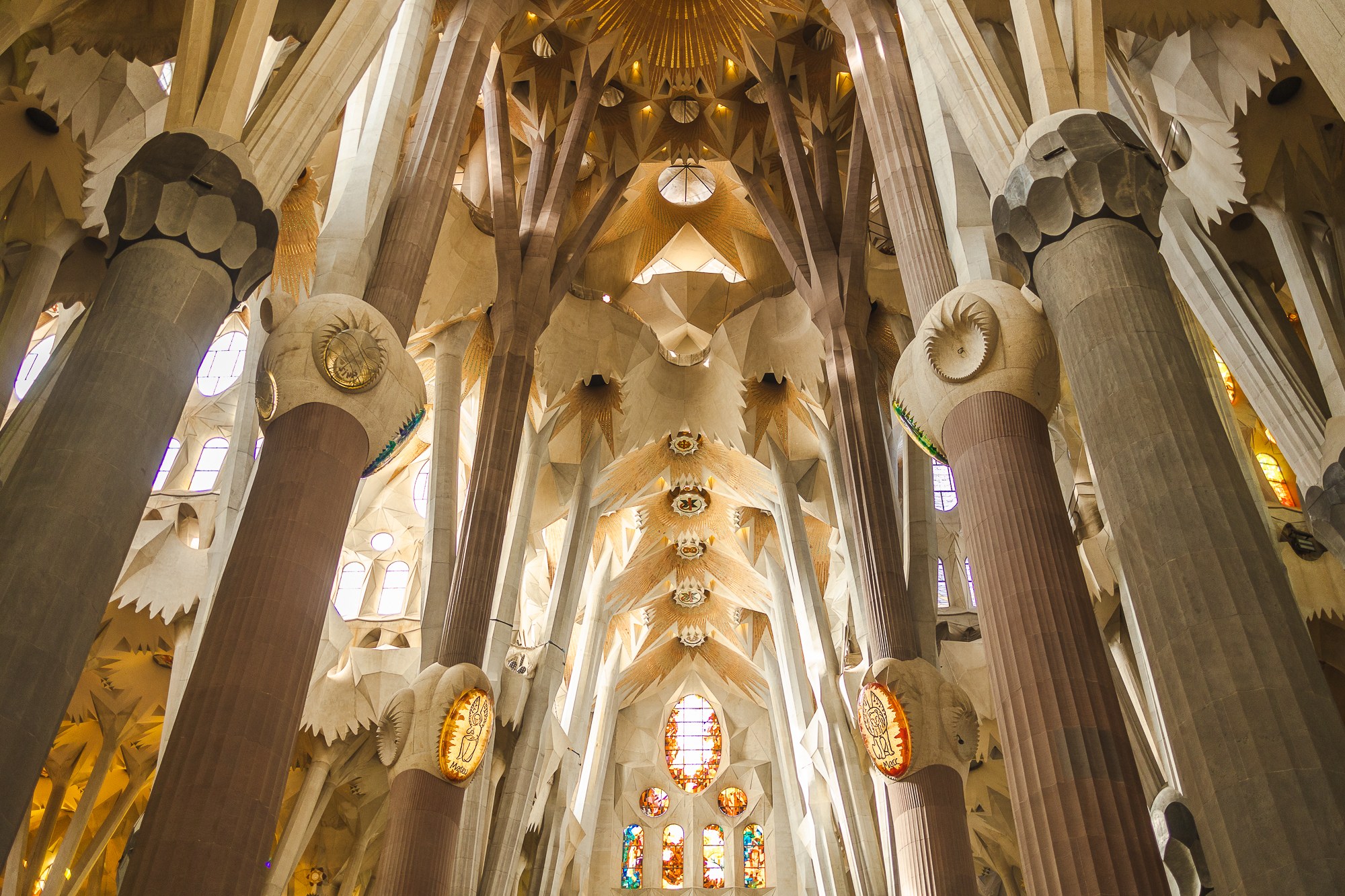 Mit érdemes megnézni Barcelonában 2026-ban: 25+ tipp, amit át kell élned 22 Kőoszlopok erdeje a Sagrada Família belsejében