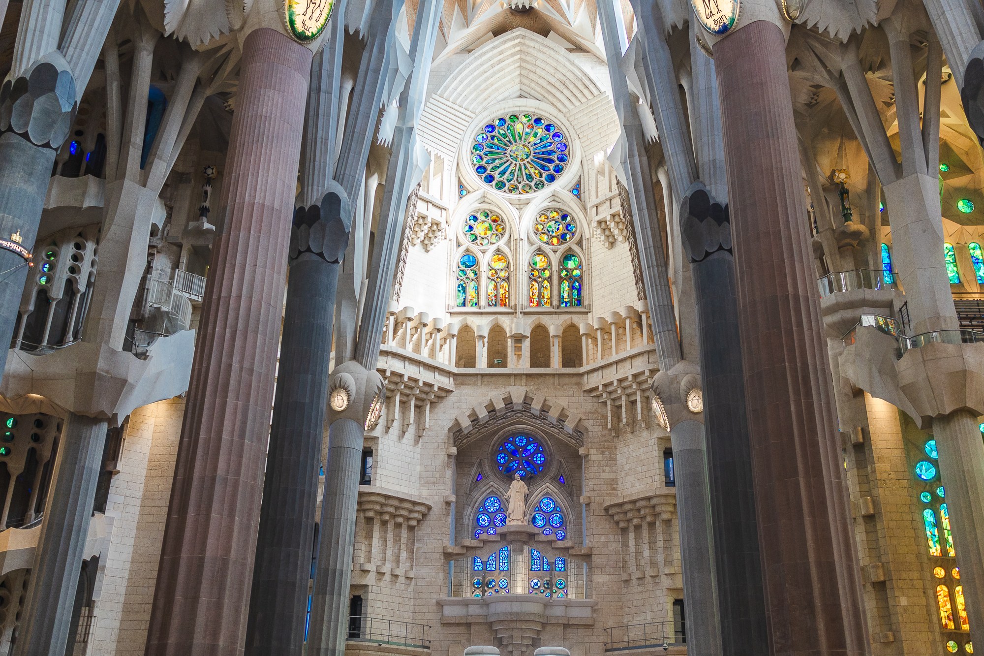 Sagrada Família : 12 conseils à connaître – billets, prix et astuces pour 2026 15 La voûte et une rosace à l'intérieur de la Sagrada Família