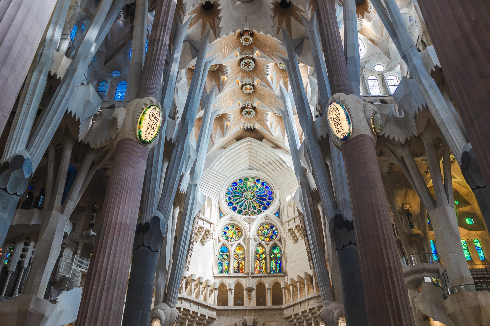 Sagrada Família : 12 conseils à connaître – billets, prix et astuces pour 2026 7 Colonnes et vitraux dans la Sagrada Família