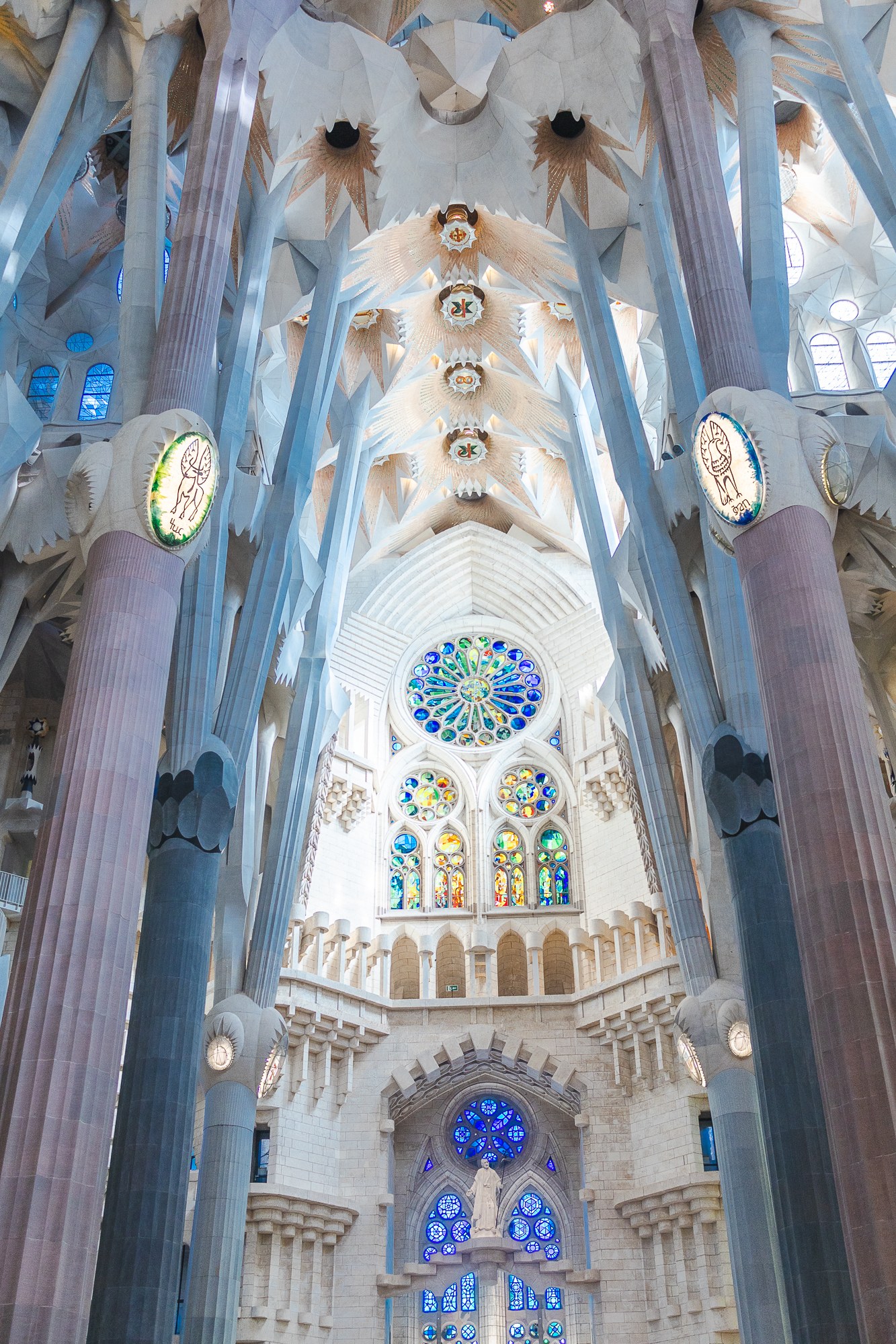 Sagrada Família : 12 conseils à connaître – billets, prix et astuces pour 2026 13 Vitraux aux couleurs froides dans la Sagrada Família
