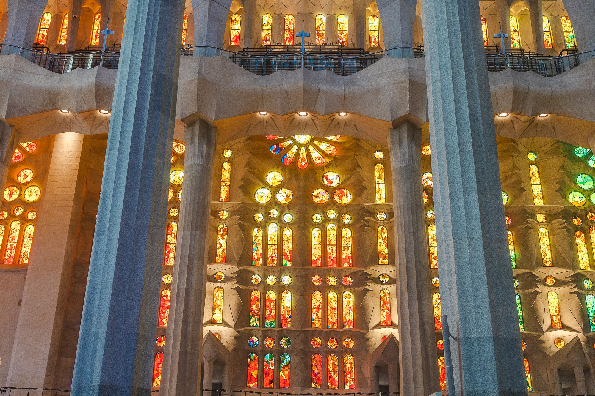 Sagrada Família : 12 conseils à connaître – billets, prix et astuces pour 2026 20 Vitraux aux couleurs chaudes dans la Sagrada Família