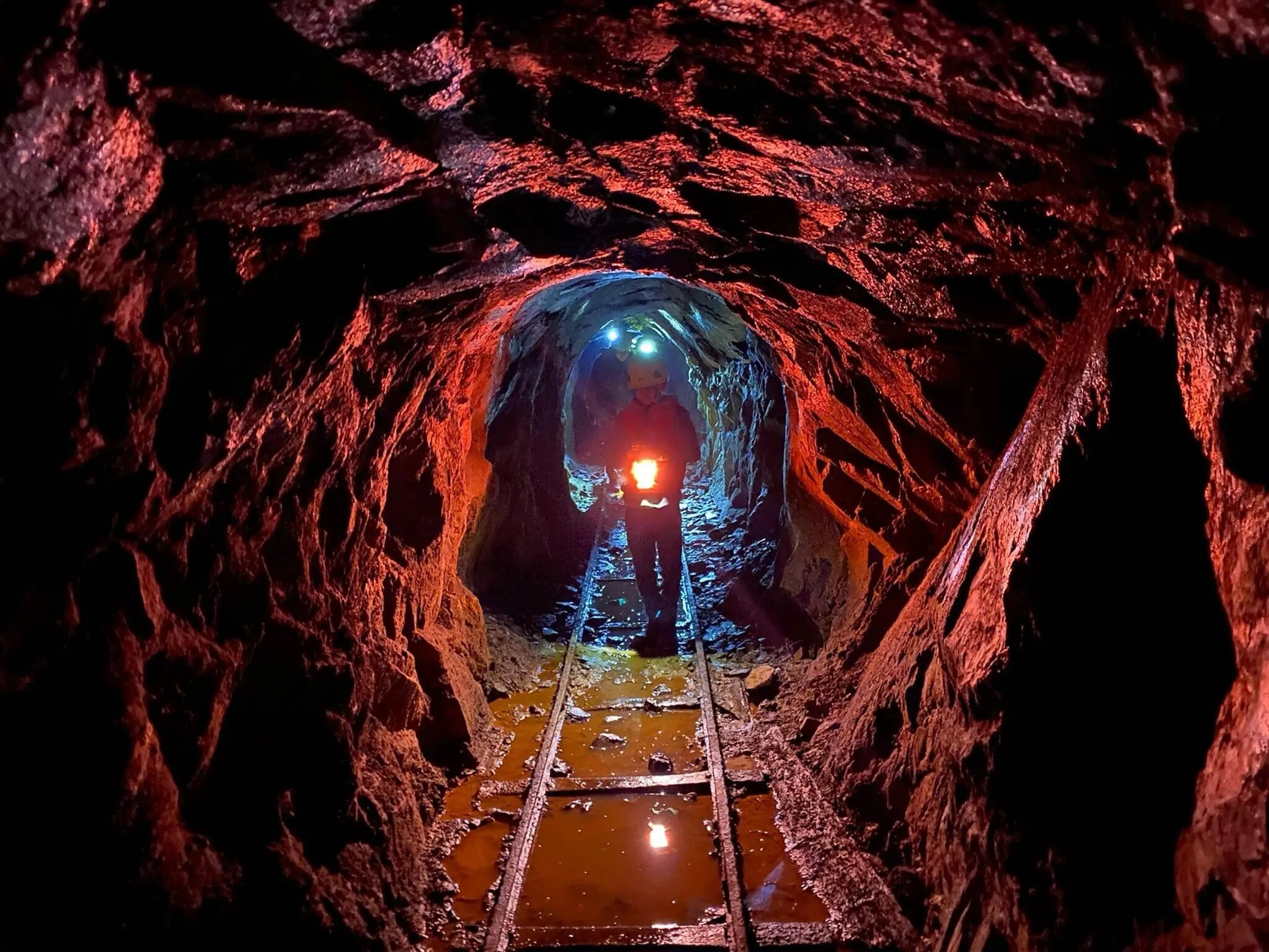 Alojamientos únicos del mundo: 35 lugares para tu bucket list en 2026 51 Galería iluminada de la mina de Sala