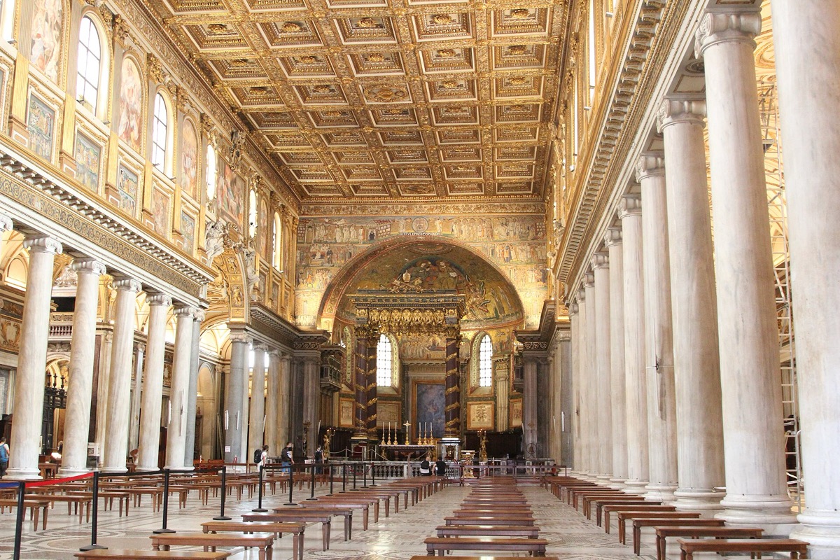 Co vidět v Římě: 40 nejlepších míst, která navštívit 37 Hlavní loď baziliky Santa Maria Maggiore se zlaceným kazetovým stropem