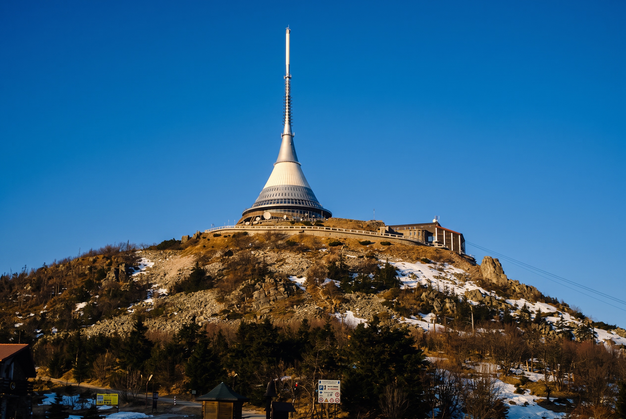Qué ver en Bohemia del Norte: 15 ideas de rocas a lagos 2026 10 Hotel de montaña y torre de transmisión Ještěd sobre Liberec