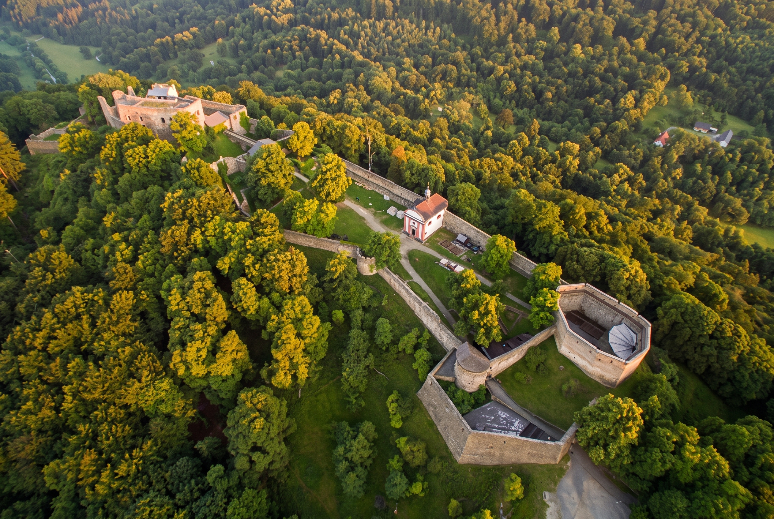 Kam na dovolenou na severní Moravě: 15 tipů, co vidět a dělat 11 Rozlehlá zřícenina hradu Hukvaldy ze vzduchu (foto upraveno)