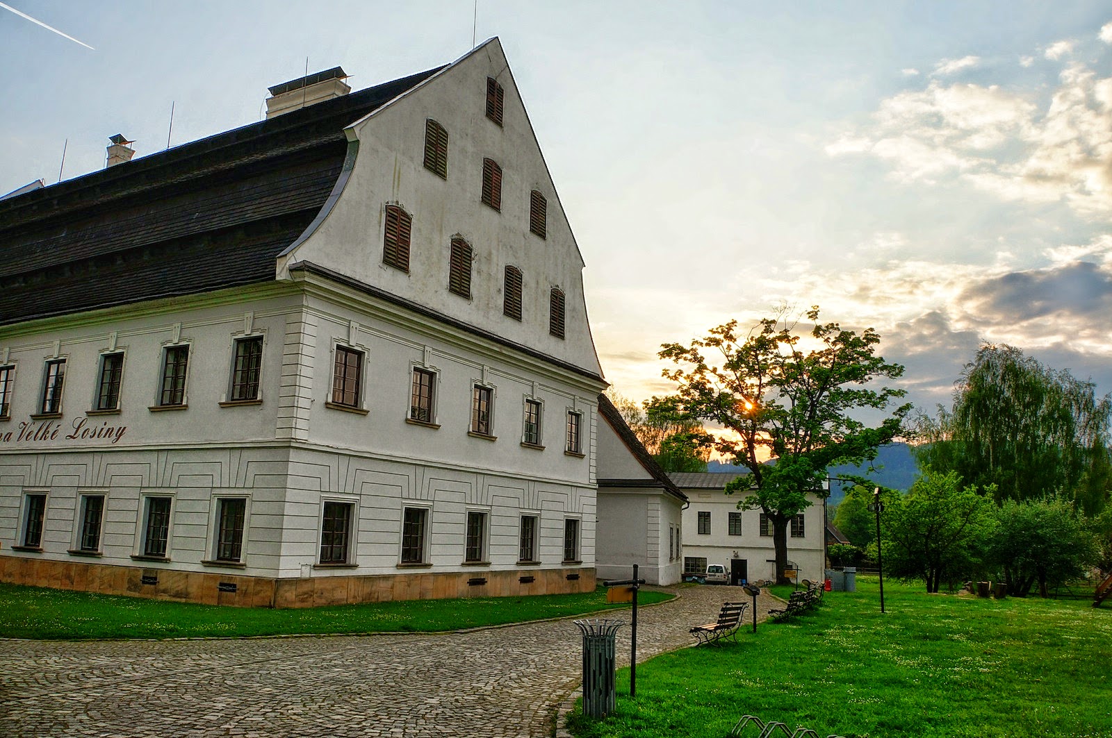 Kam na dovolenou na severní Moravě: 15 tipů, co vidět a dělat 13 Ruční papírna ve Velkých Losinách za západu slunce (Foto: Ondřej Bahula, CC BY-SA 3.0, Wikimedia Commons)