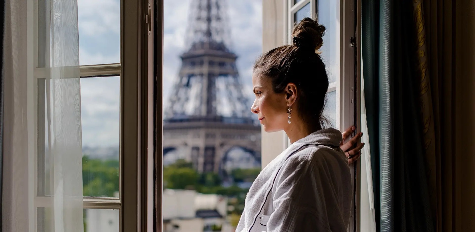 Alojamientos únicos del mundo: 35 lugares para tu bucket list en 2026 35 Torre Eiffel desde la ventana de una habitación del Shangri-La París