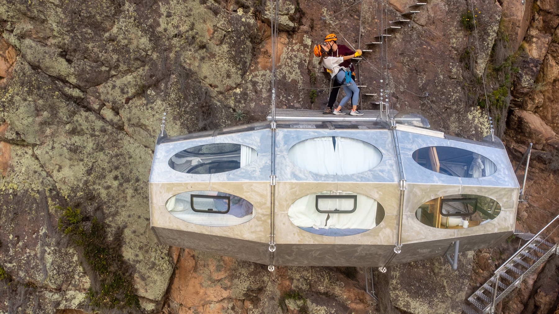 Alojamientos únicos del mundo: 35 lugares para tu bucket list en 2026 47 Cápsulas de cristal Skylodge pegadas a la pared rocosa sobre el Valle Sagrado