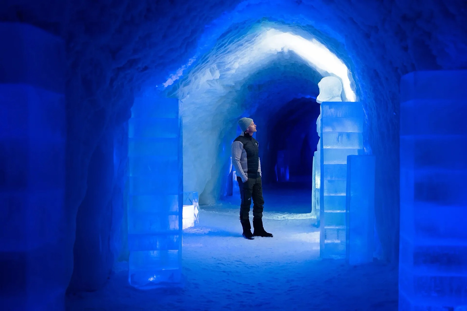 Alojamientos únicos del mundo: 35 lugares para tu bucket list en 2026 7 Pasillo de hielo iluminado en azul en el Snow Resort Kirkenes