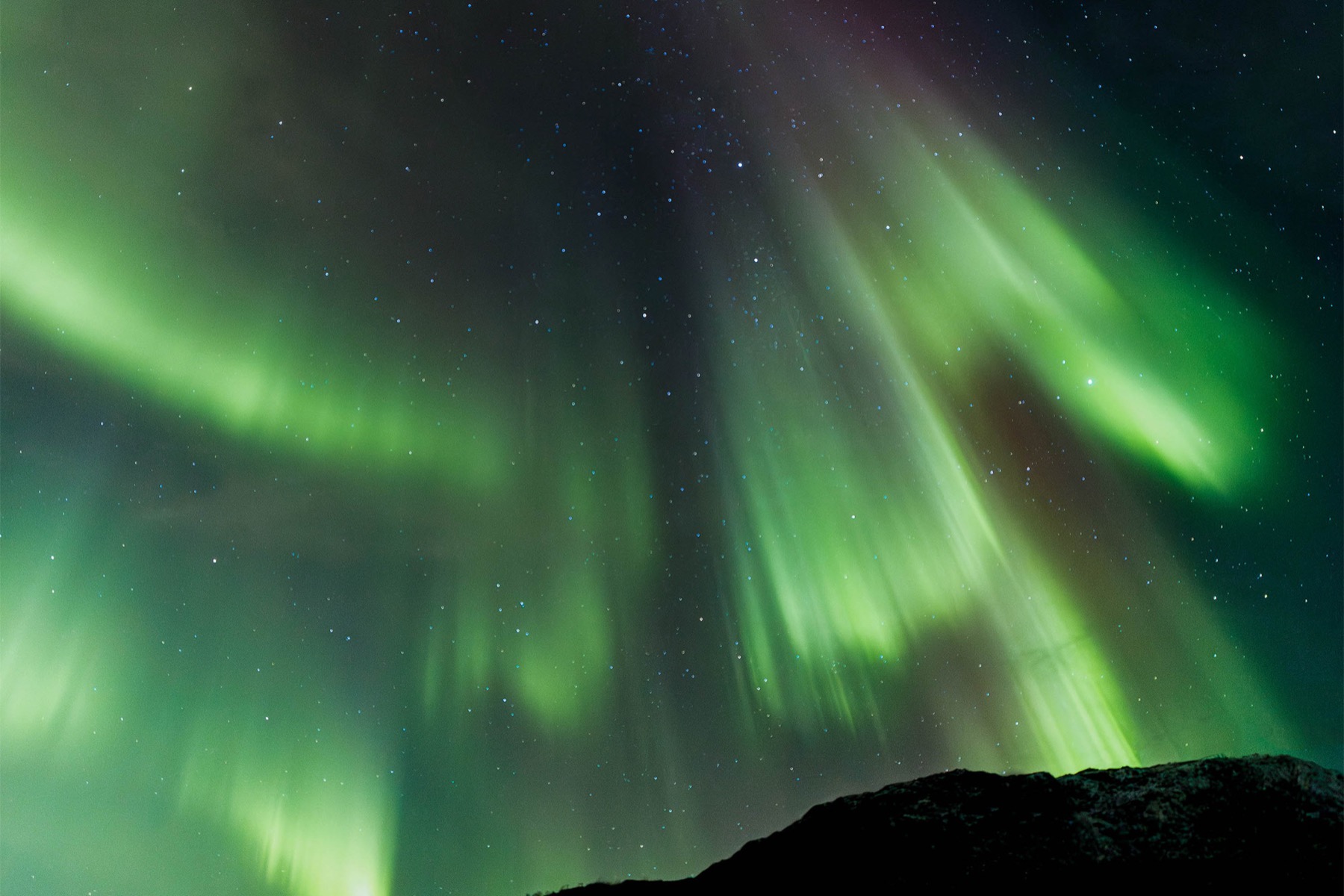 Alojamientos únicos del mundo: 35 lugares para tu bucket list en 2026 8 Aurora boreal sobre Kirkenes
