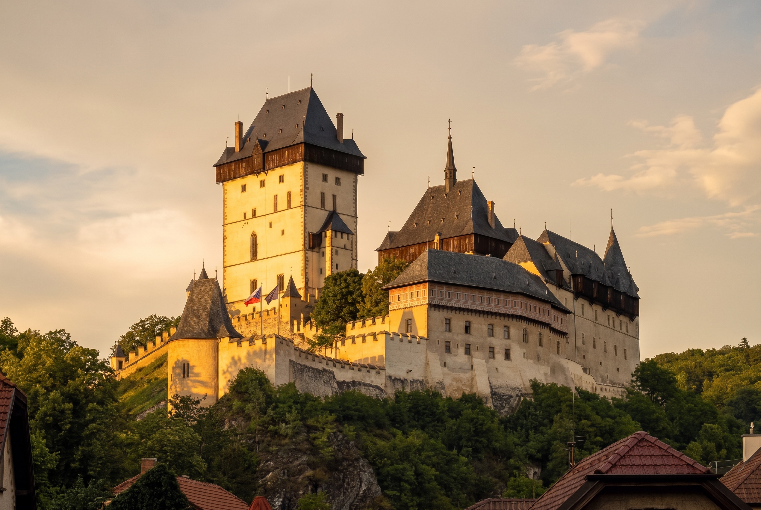 Vacaciones en Bohemia Central: 15 planes cerca de Praga en 2026 2 Castillo de Karlštejn con la luz dorada del atardecer
