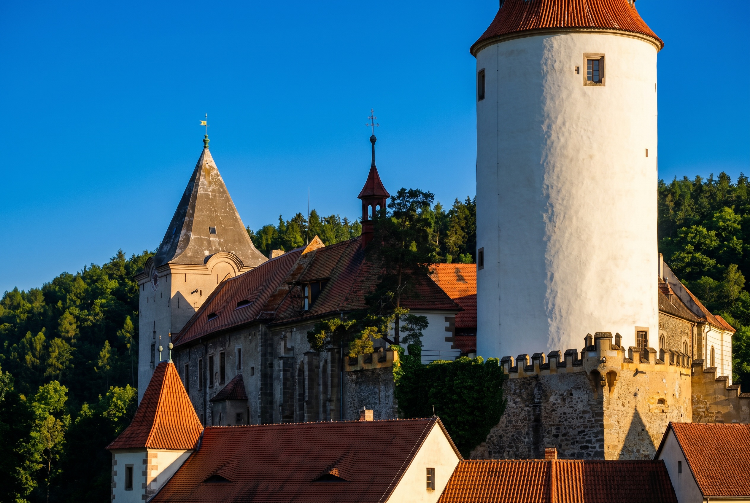 Vacaciones en Bohemia Central: 15 planes cerca de Praga en 2026 4 Castillo de Křivoklát con su torre blanca sobre los bosques de Křivoklátsko