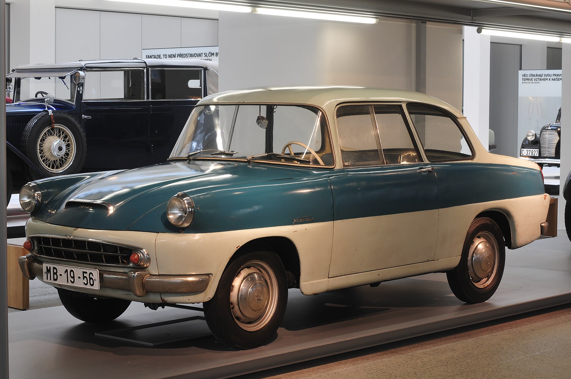 Vacaciones en Bohemia Central: 15 planes cerca de Praga en 2026 15 Coche histórico Škoda en la exposición del Museo Škoda en Mladá Boleslav (Foto: Ralf Roletschek, CC BY 3.0, Wikimedia Commons)