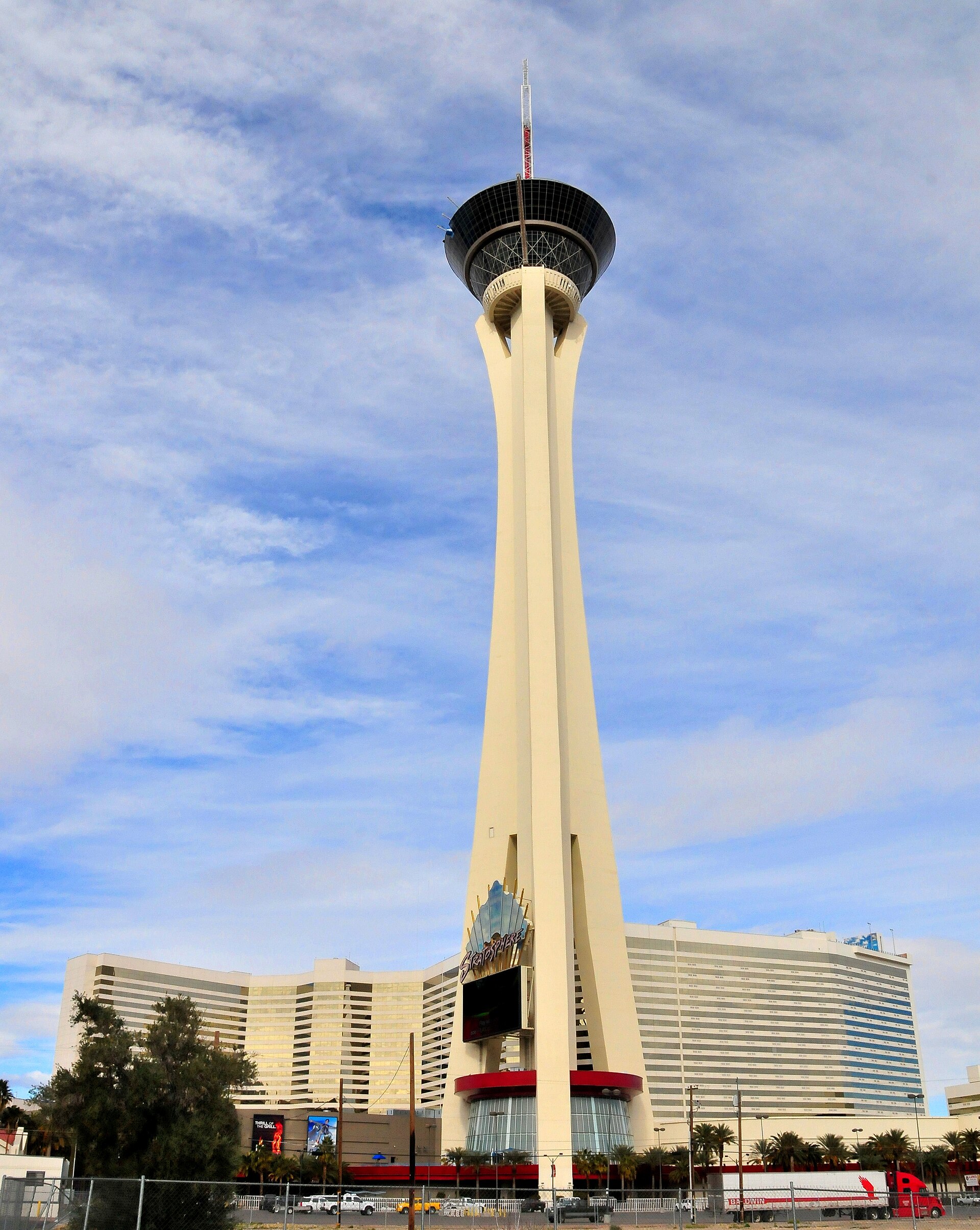 Las Vegas, USA: 29 tipp, mit láss a Stripen túl is 2026-ban 14 A The STRAT kilátótornya Las Vegas felett