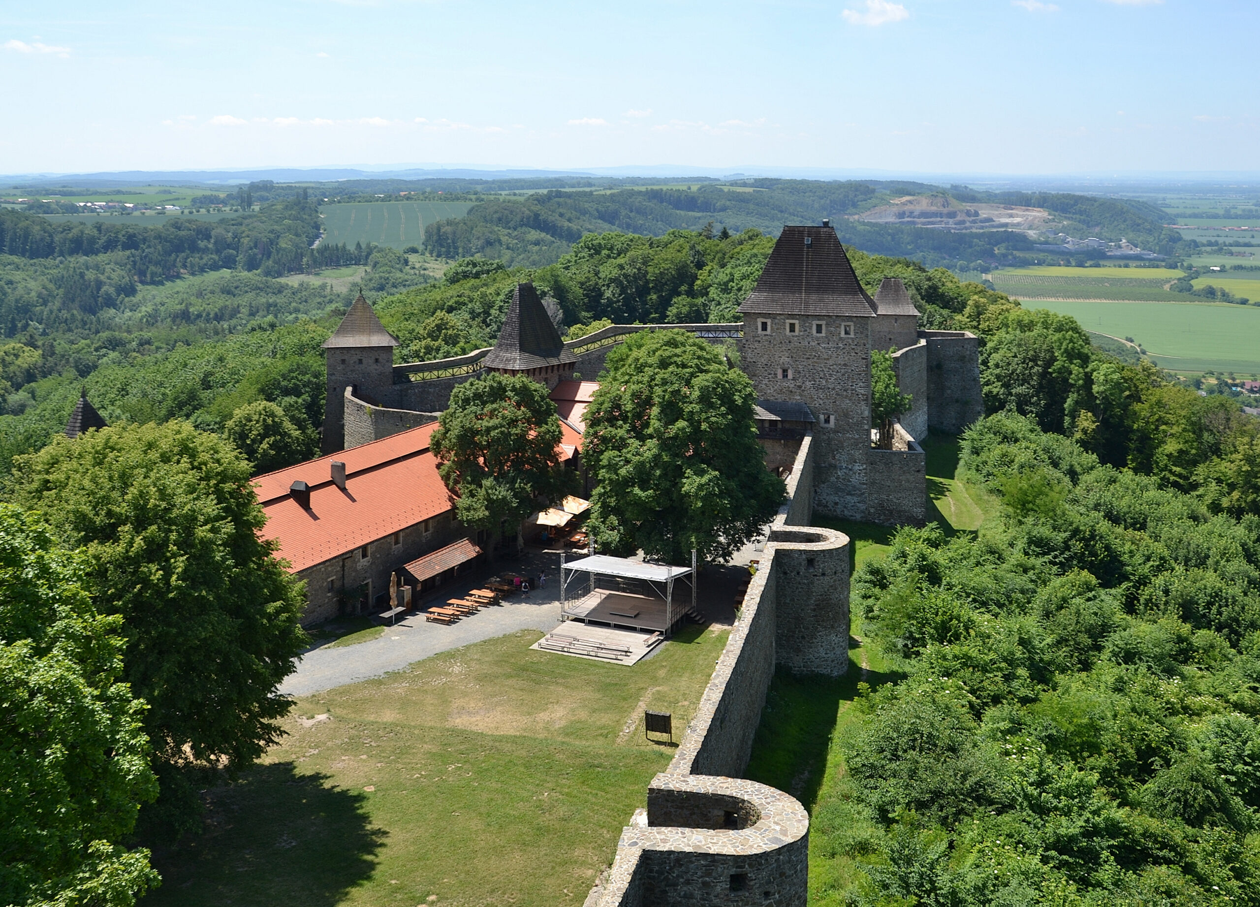 Qué ver en Moravia Central (Chequia): 15 planes para 2026 12 El extenso complejo del castillo de Helfštýn sobre el valle del Bečva (Foto: Pudelek, CC BY-SA 4.0, Wikimedia Commons)
