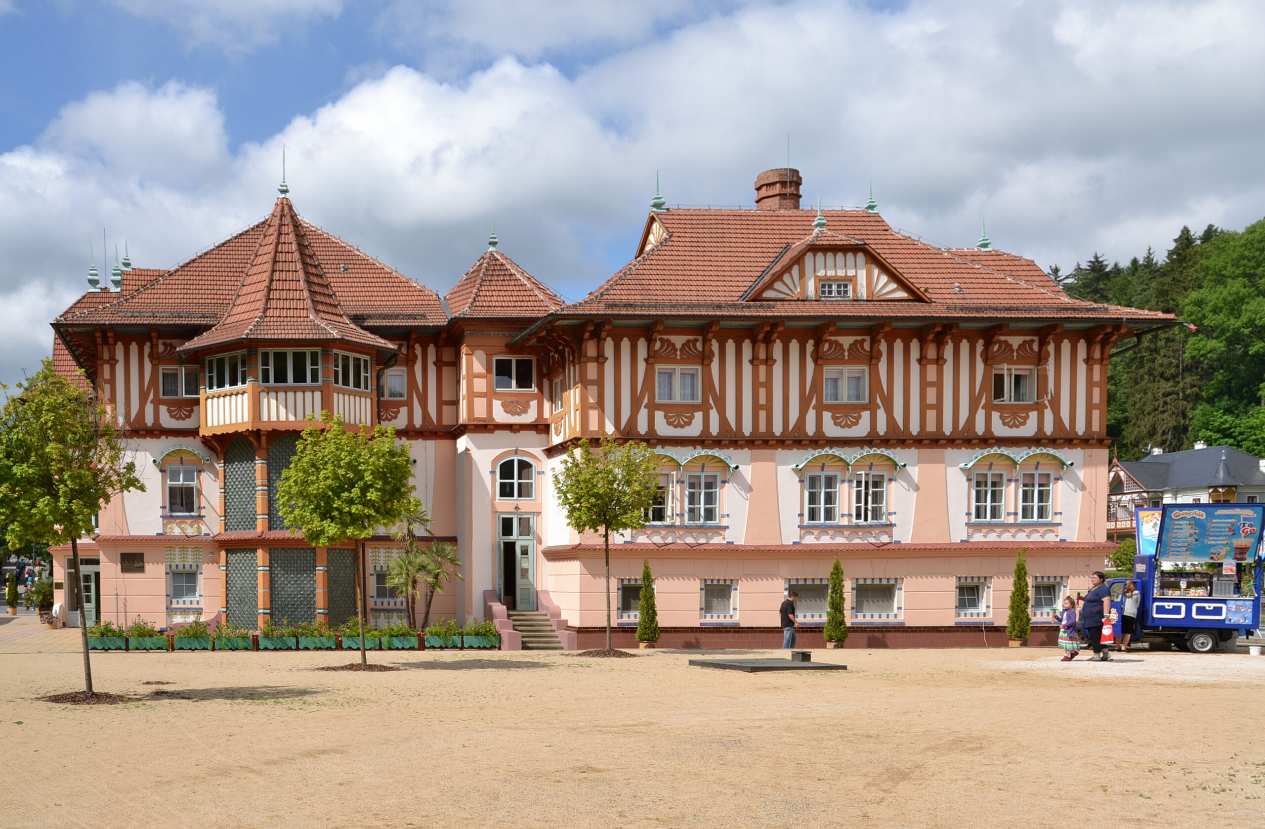 Qué ver en Moravia Central (Chequia): 15 planes para 2026 7 La Casa Jurkovič en Luhačovice, con su fachada de madera decorada (Foto: Pudelek, CC BY-SA 4.0, Wikimedia Commons)