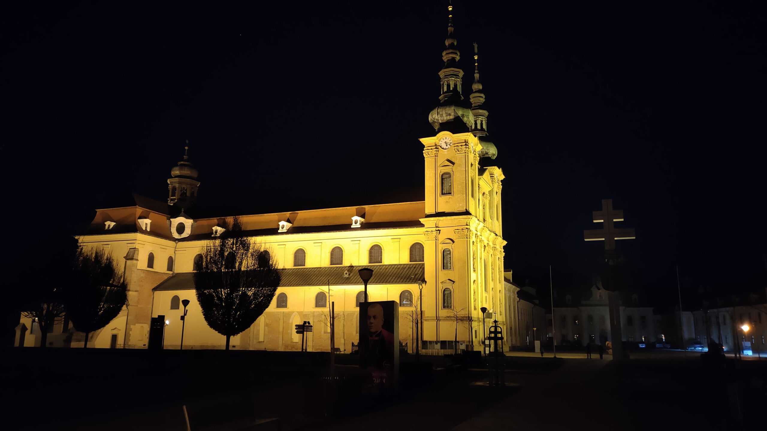 Qué ver en Moravia Central (Chequia): 15 planes para 2026 9 Basílica iluminada de Velehrad al atardecer (Foto: LiMr, CC0, Wikimedia Commons)