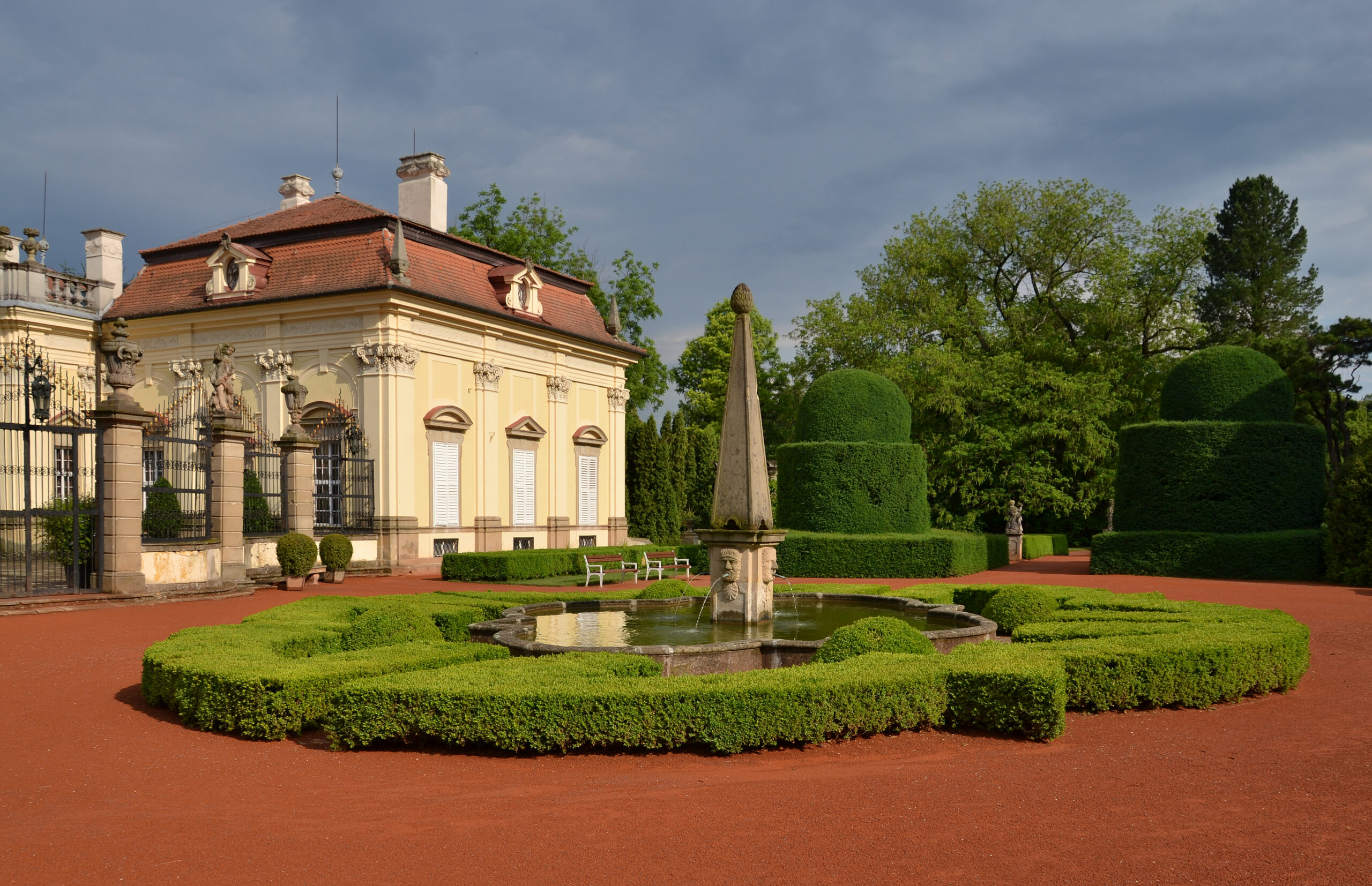 Qué ver en Moravia Central (Chequia): 15 planes para 2026 10 El palacio barroco de Buchlovice con su jardín a los pies de los montes Chřiby (Foto: Pudelek, CC BY-SA 4.0, Wikimedia Commons)