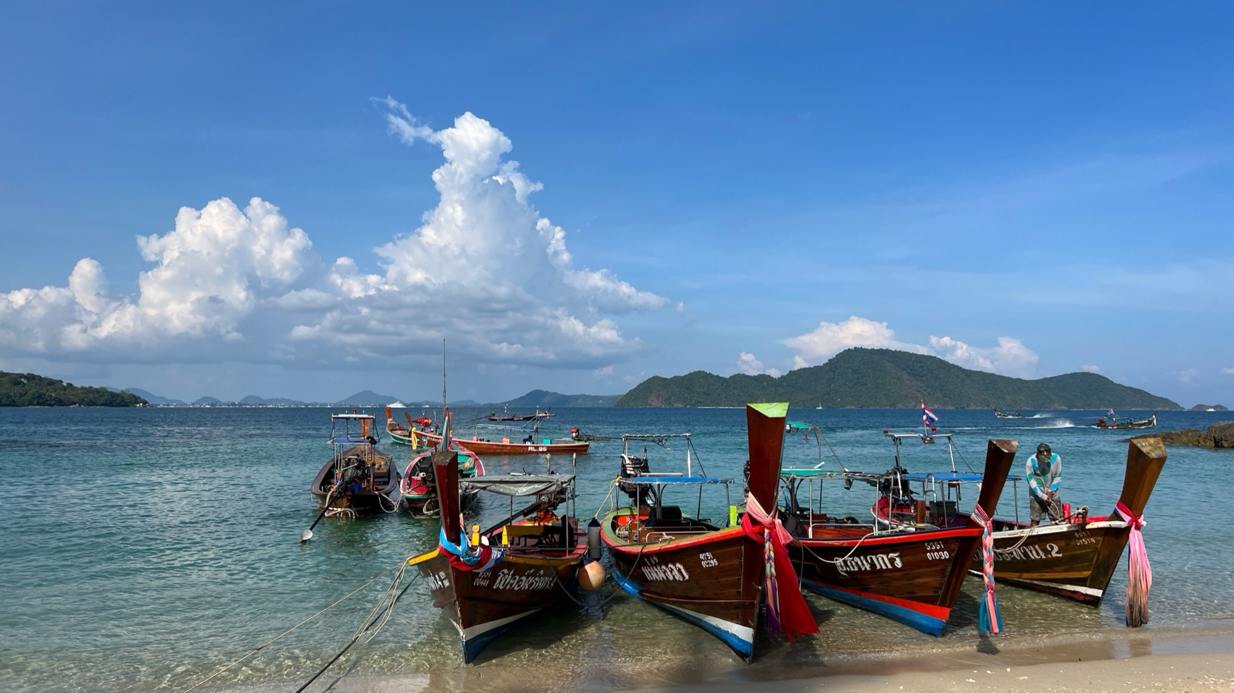 Was du auf Phuket sehen solltest: 16 Tipps abseits der Bangla Road 2026 21 Traditionelles Longtail-Boot am Strand