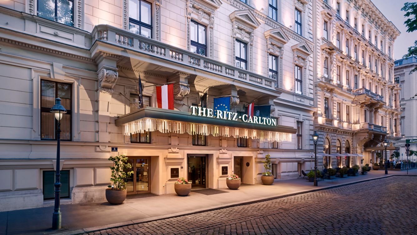 Bécs szállás: 26 tipp hotelekre és biztonságos kerületekre 2026-ban 8 Bejárat a The Ritz-Carltonba a Schubertringen