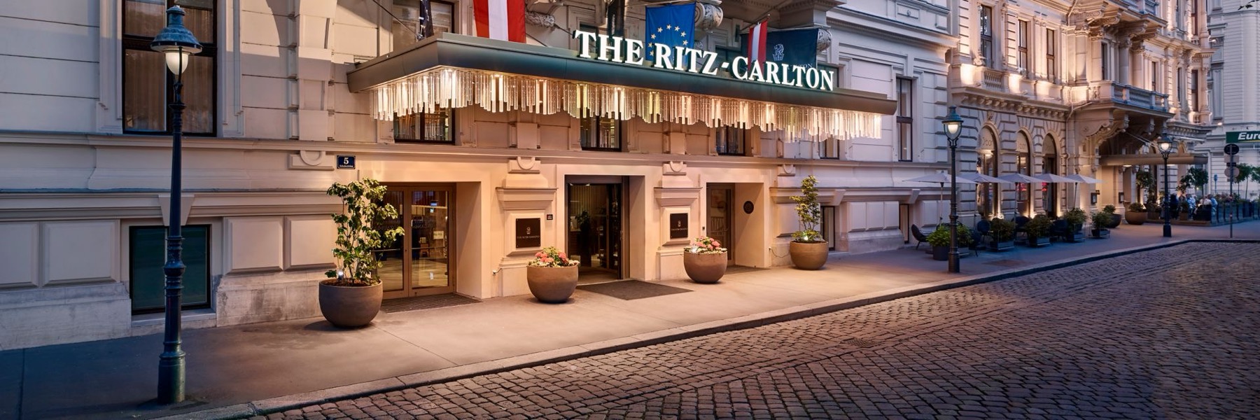 Bécs szállás: 26 tipp hotelekre és biztonságos kerületekre 2026-ban 9 A The Ritz-Carlton Vienna este