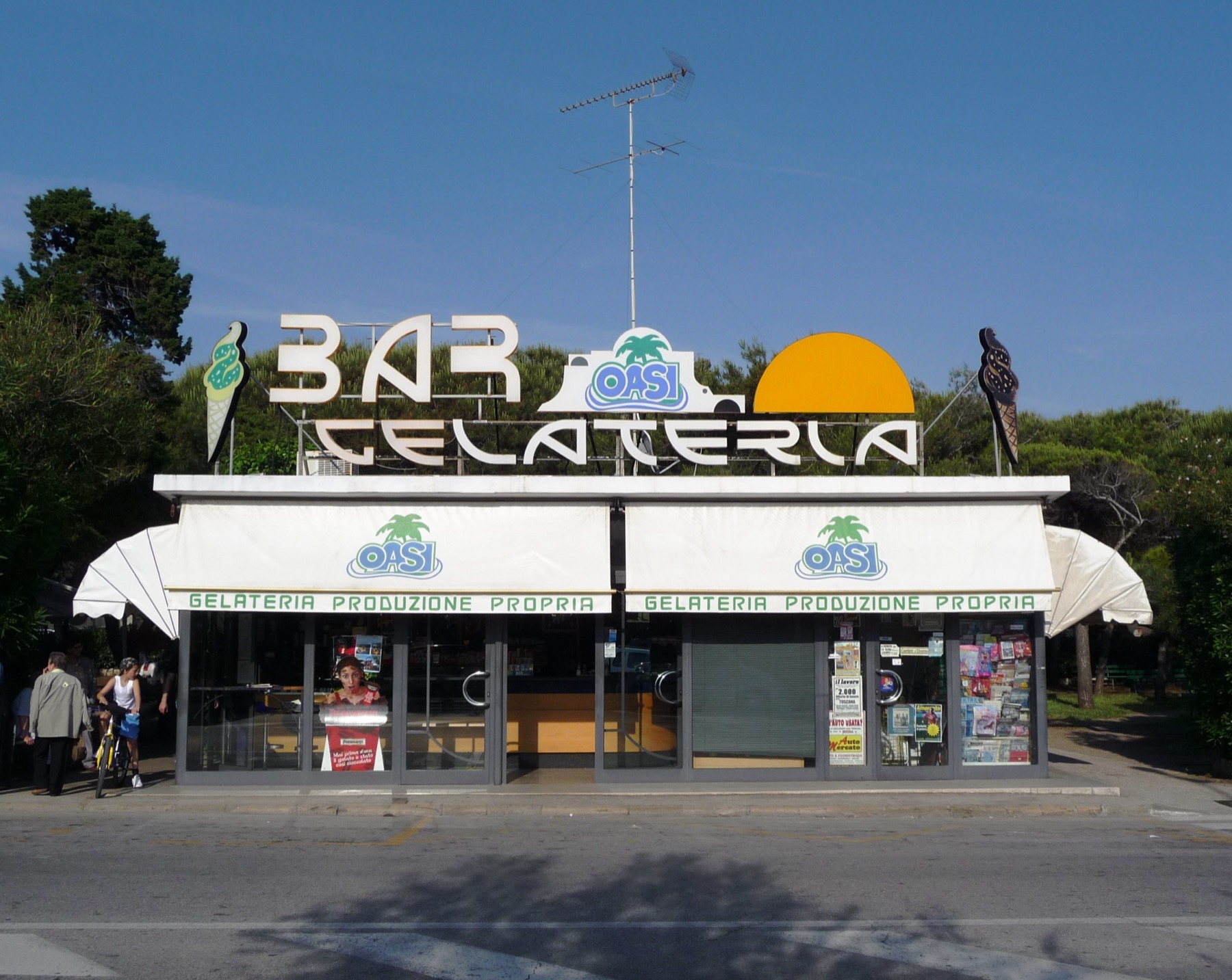 Livorno v Taliansku 2026: 18 tipov, čo vidieť, pláže a street food 3 Zmrzlináreň na livornskom nábreží Viale Italia
