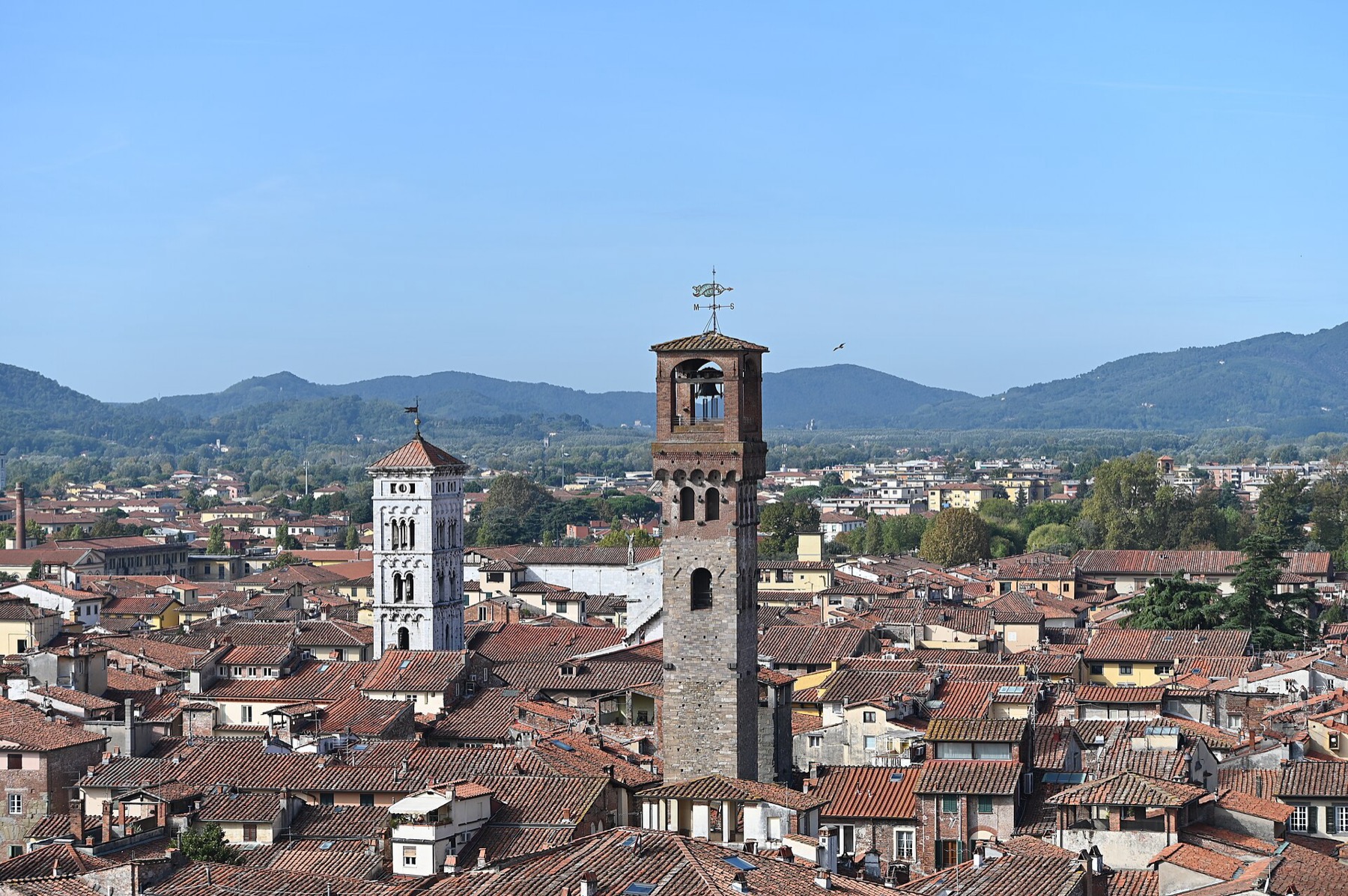 Lucca, Itálie: 22 tipů, co vidět a proč objet hradby na kole 9 Hodinová věž Torre delle Ore v Lucce