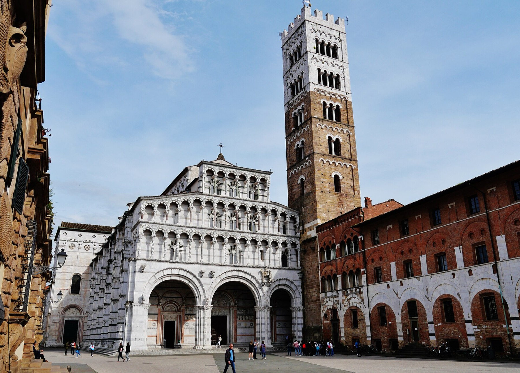 Lucca, Itálie: 22 tipů, co vidět a proč objet hradby na kole 11 Průčelí katedrály San Martino v Lucce