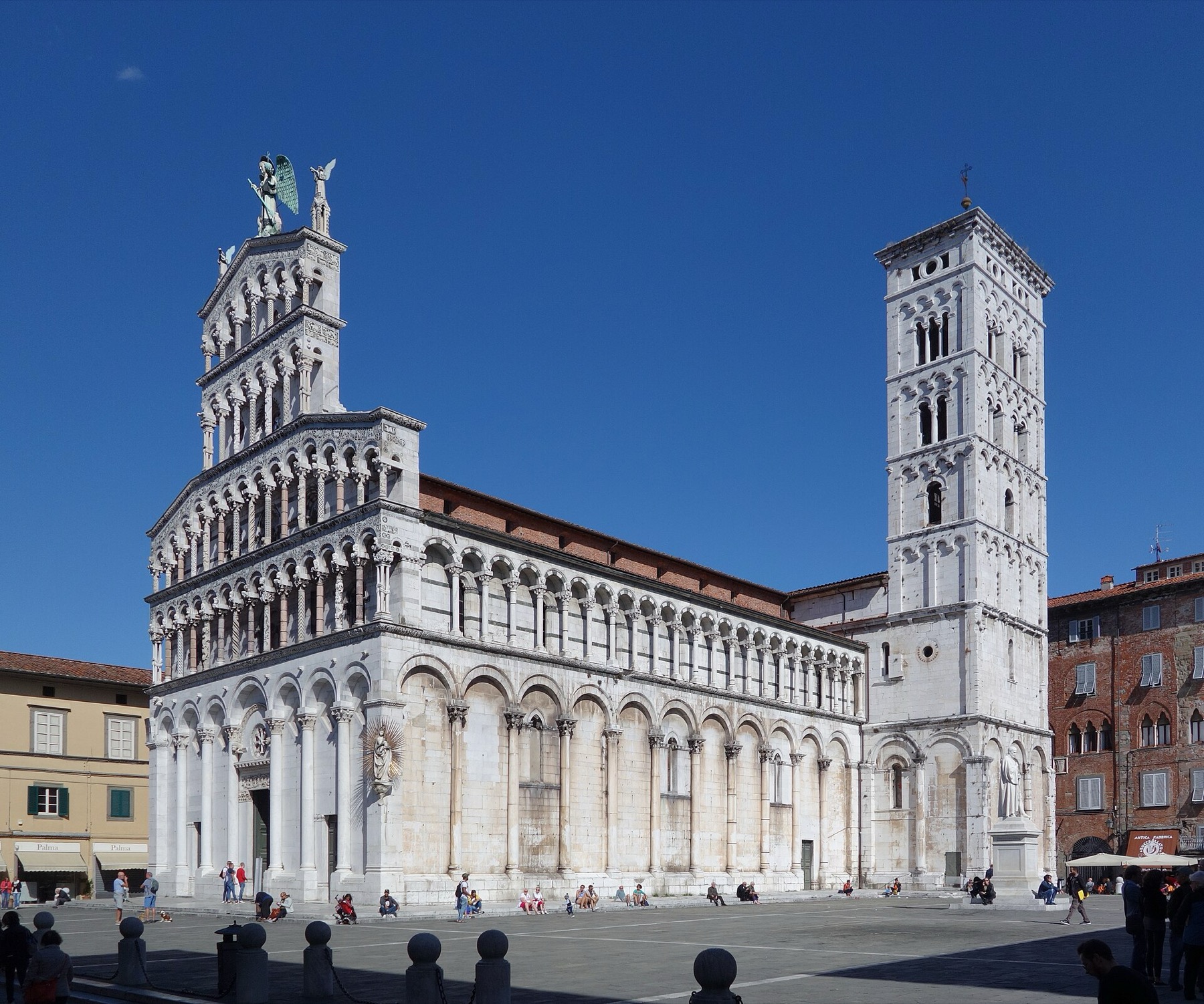 Lucca, Itálie: 22 tipů, co vidět a proč objet hradby na kole 13 Kostel San Michele in Foro v Lucce se sochou archanděla