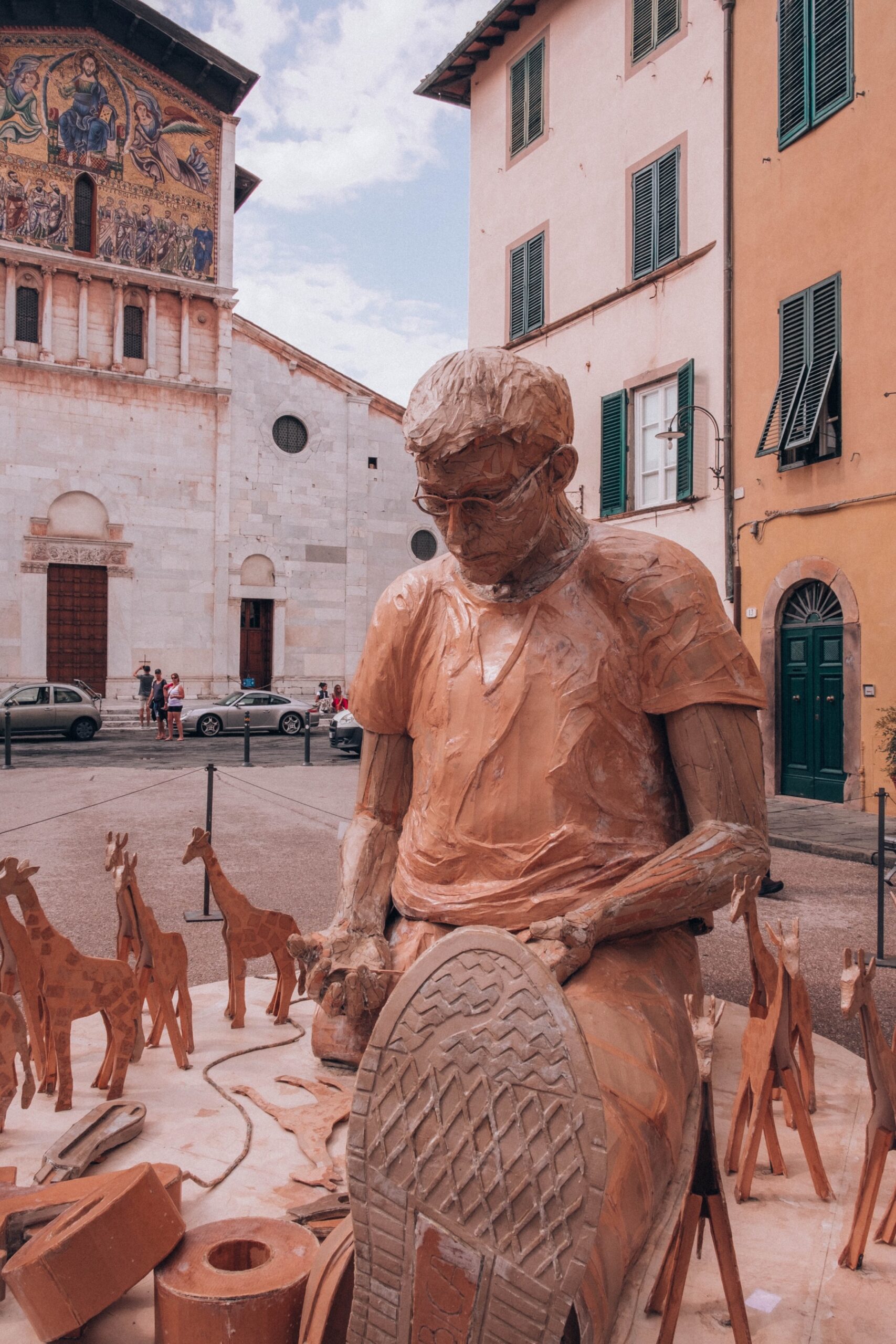 Lucca, Itálie: 22 tipů, co vidět a proč objet hradby na kole 14 Zlatá mozaika na průčelí baziliky San Frediano v Lucce
