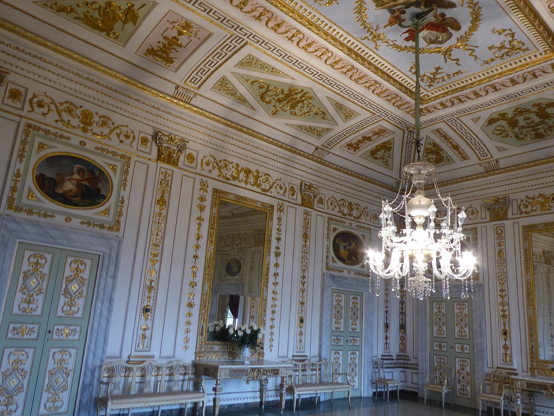 Lucca, Itálie: 22 tipů, co vidět a proč objet hradby na kole 20 Barokní interiér Palazzo Mansi v Lucce
