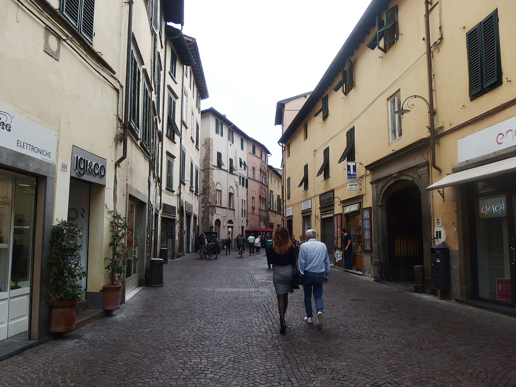Lucca, Itálie: 22 tipů, co vidět a proč objet hradby na kole 22 Nákupní ulice Via Fillungo v Lucce