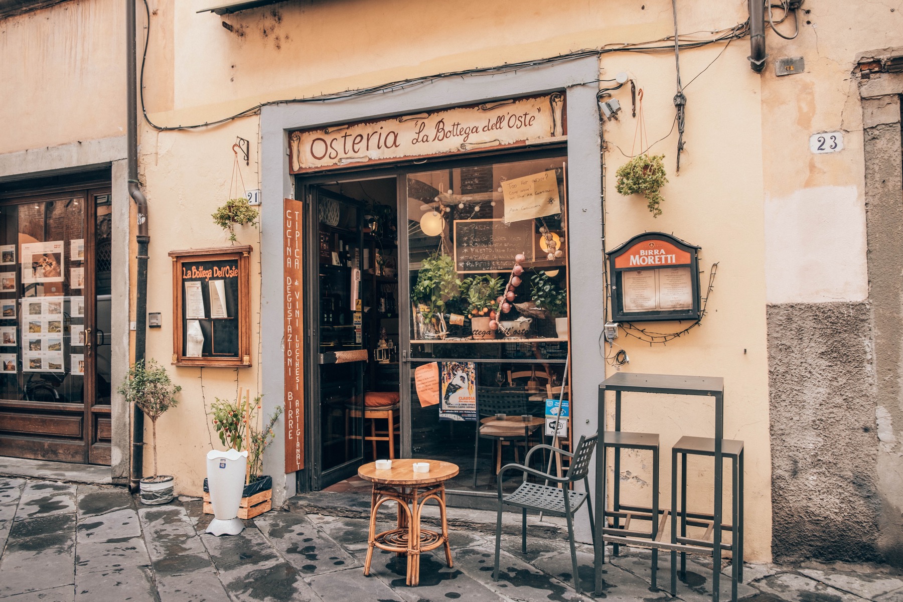 Lucca, Itálie: 22 tipů, co vidět a proč objet hradby na kole 25 Vchod do tradiční osterie v uličce v Lucce