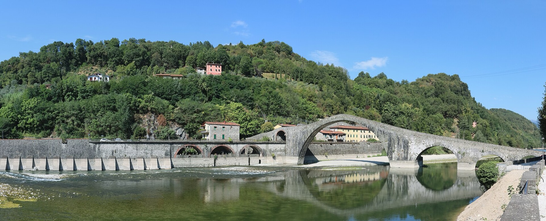 Lucca, Itálie: 22 tipů, co vidět a proč objet hradby na kole 26 Ďáblův most Ponte della Maddalena nedaleko Luccy