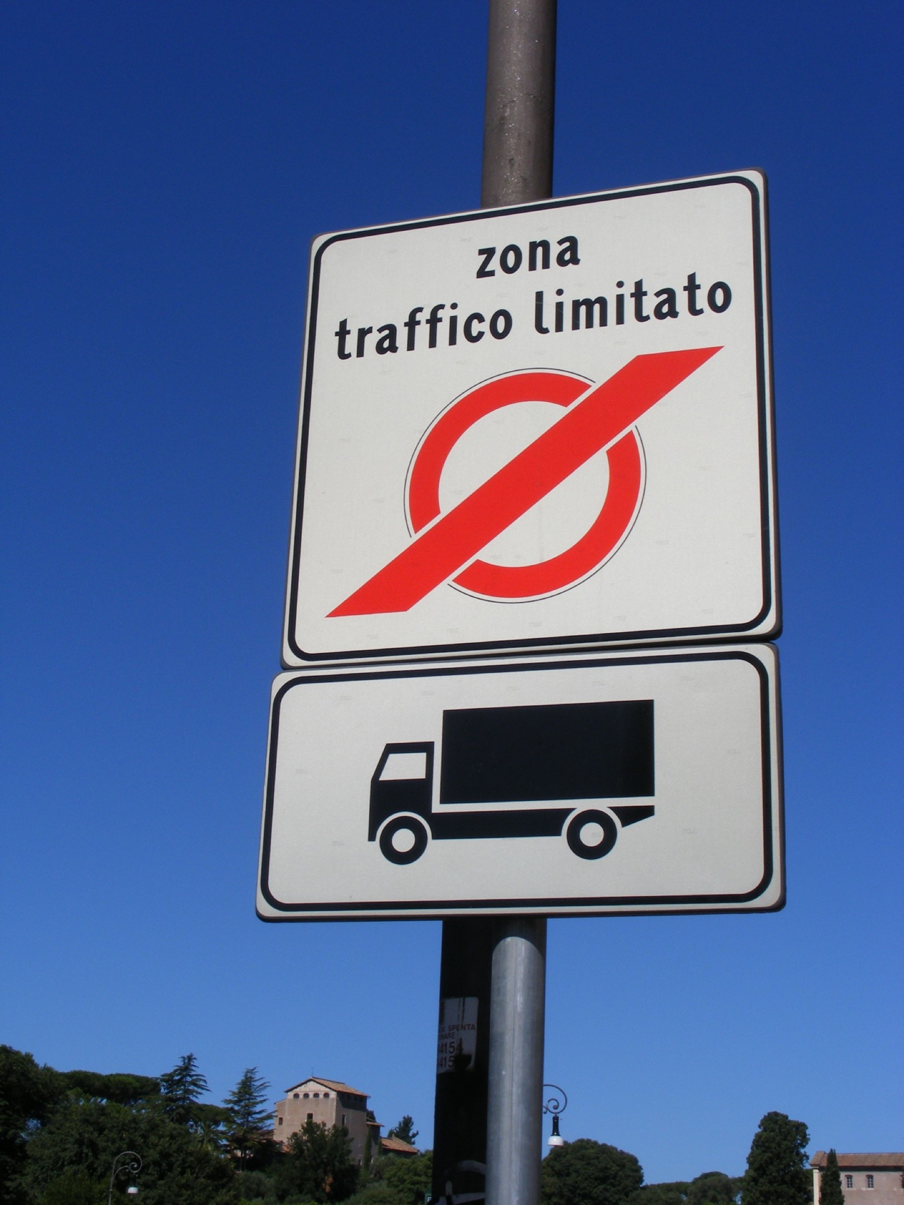 Toscana autolla 2026: 7 päivän reitti ja miten vältät sakot 2 Rajoitetun liikenteen vyöhykkeen kyltti (zona traffico limitato)