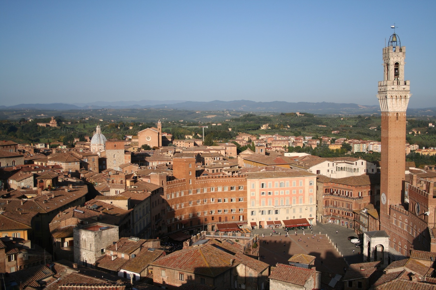 Toscana autolla 2026: 7 päivän reitti ja miten vältät sakot 9 Sienan panoraama Torre del Mangia -tornin kanssa