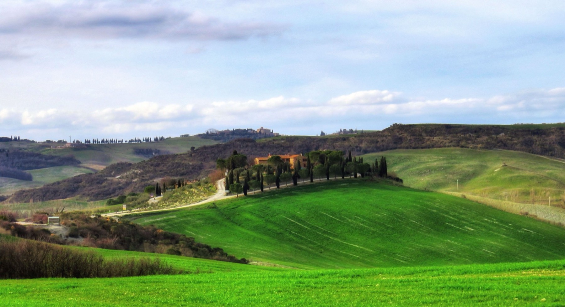 Toscana autolla 2026: 7 päivän reitti ja miten vältät sakot 11 Val d'Orcian maisema sypressien kanssa
