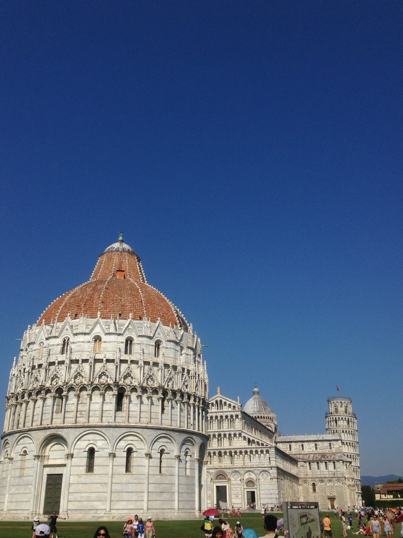 Toskánsko s dětmi: 18 tipů, co vidět, dělat a na co pozor 18 Trávník na Piazza dei Miracoli v Pise