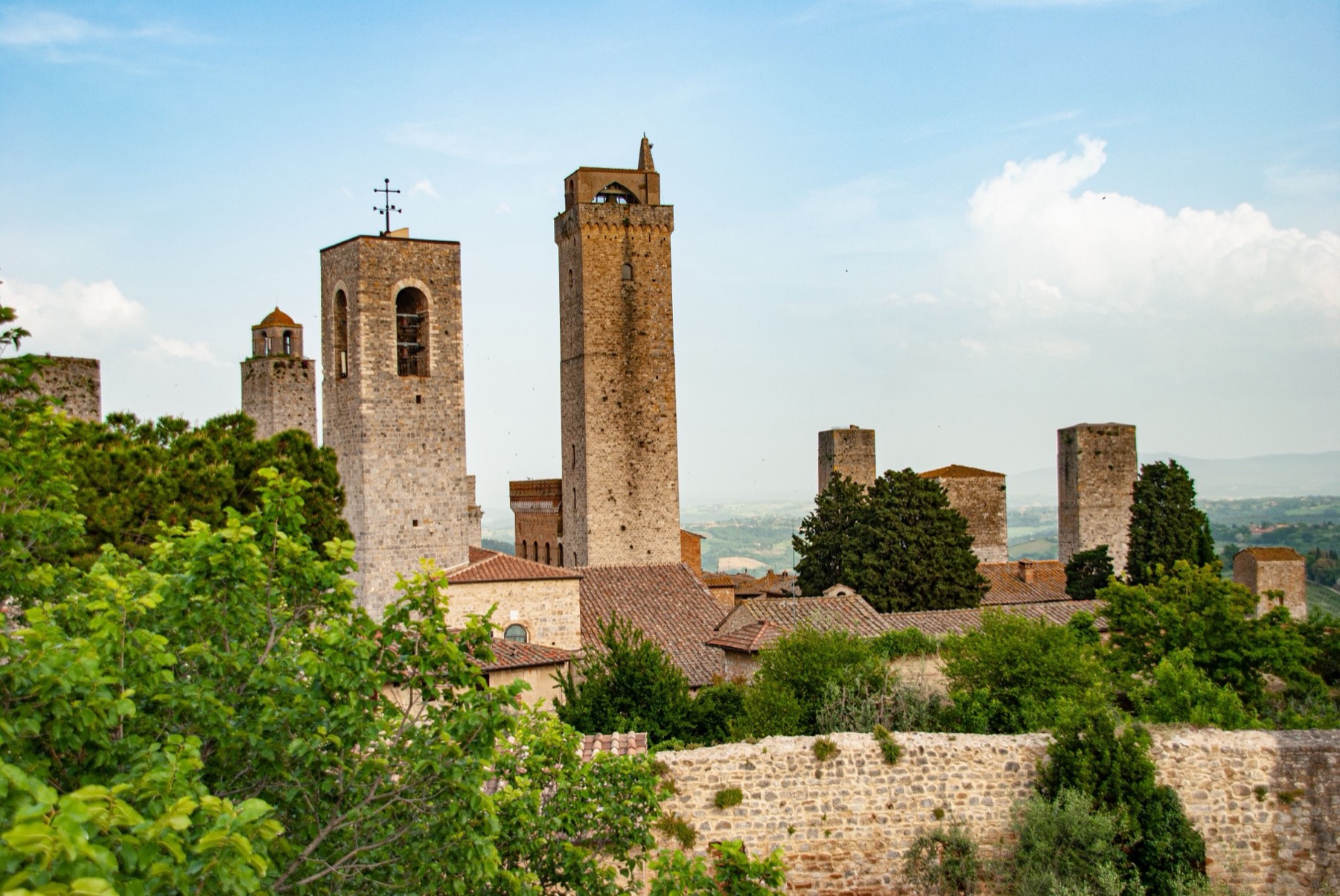 Vila s bazénem v Toskánsku: 20 tipů na nejkrásnější ubytování 14 Věže San Gimignana nad krajinou