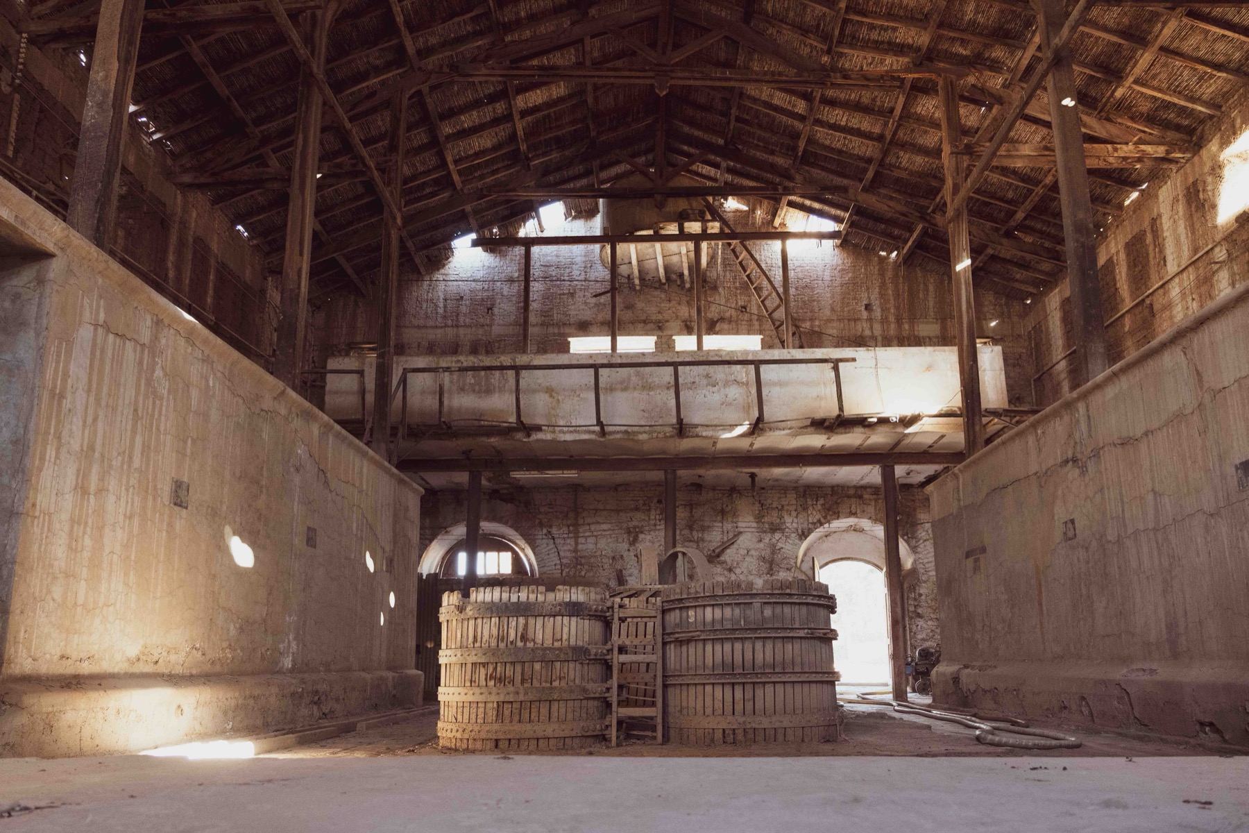 Viñedos y catas en la Toscana (Italia) 2026: 11 bodegas y precios 12 Interior rústico de una bodega en un antiguo horno de ladrillos