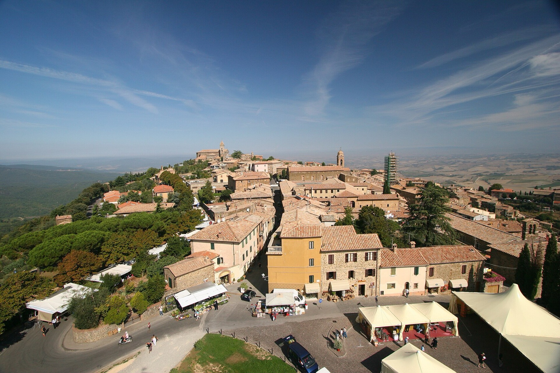 Viñedos y catas en la Toscana (Italia) 2026: 11 bodegas y precios 17 Pueblo de Montalcino, cuna del Brunello